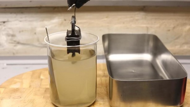 Foto - Paslanmış eski kilidi restore ederken gözlerine inanamadı! İçinden bakın neler çıktı