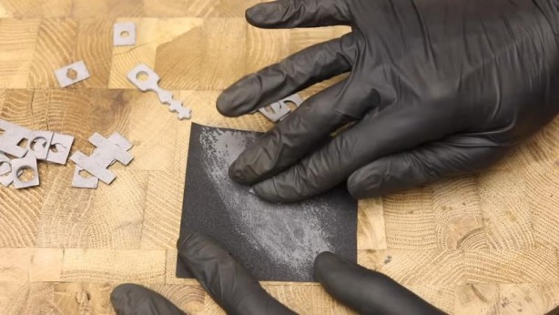 Foto - Paslanmış eski kilidi restore ederken gözlerine inanamadı! İçinden bakın neler çıktı