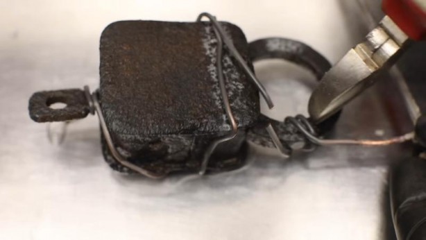 Foto - Paslanmış eski kilidi restore ederken gözlerine inanamadı! İçinden bakın neler çıktı