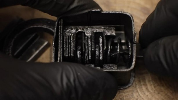 Foto - Paslanmış eski kilidi restore ederken gözlerine inanamadı! İçinden bakın neler çıktı