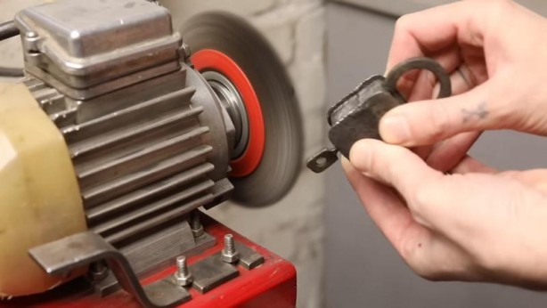 Foto - Paslanmış eski kilidi restore ederken gözlerine inanamadı! İçinden bakın neler çıktı