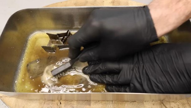 Foto - Paslanmış eski kilidi restore ederken gözlerine inanamadı! İçinden bakın neler çıktı