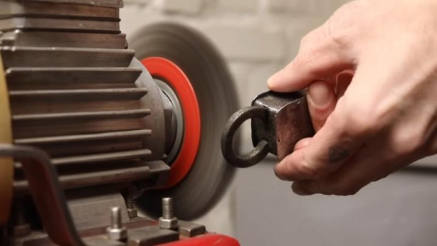 Foto - Paslanmış eski kilidi restore ederken gözlerine inanamadı! İçinden bakın neler çıktı