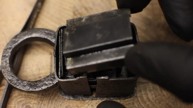 Foto - Paslanmış eski kilidi restore ederken gözlerine inanamadı! İçinden bakın neler çıktı