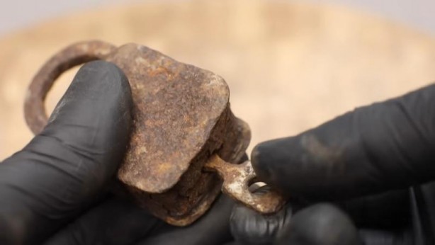 Foto - Paslanmış eski kilidi restore ederken gözlerine inanamadı! İçinden bakın neler çıktı