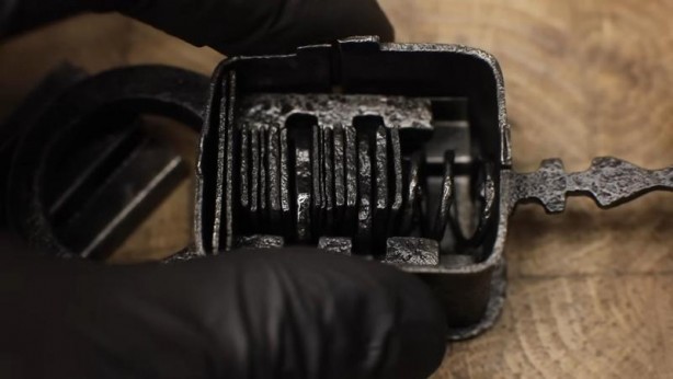 Foto - Paslanmış eski kilidi restore ederken gözlerine inanamadı! İçinden bakın neler çıktı