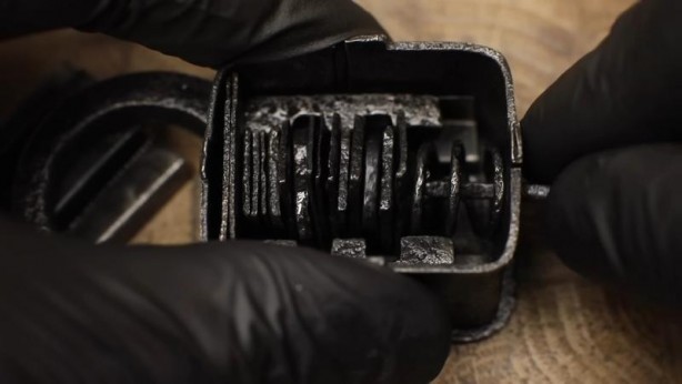 Foto - Paslanmış eski kilidi restore ederken gözlerine inanamadı! İçinden bakın neler çıktı