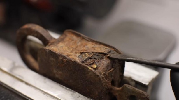 Foto - Paslanmış eski kilidi restore ederken gözlerine inanamadı! İçinden bakın neler çıktı