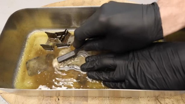 Foto - Paslanmış eski kilidi restore ederken gözlerine inanamadı! İçinden bakın neler çıktı