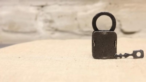 Foto - Paslanmış eski kilidi restore ederken gözlerine inanamadı! İçinden bakın neler çıktı