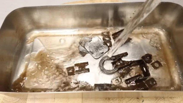 Foto - Paslanmış eski kilidi restore ederken gözlerine inanamadı! İçinden bakın neler çıktı