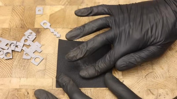 Foto - Paslanmış eski kilidi restore ederken gözlerine inanamadı! İçinden bakın neler çıktı