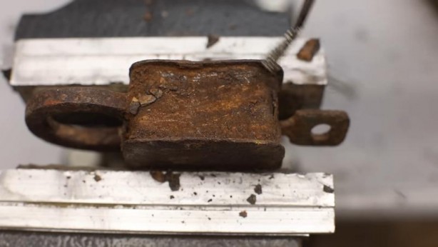 Foto - Paslanmış eski kilidi restore ederken gözlerine inanamadı! İçinden bakın neler çıktı