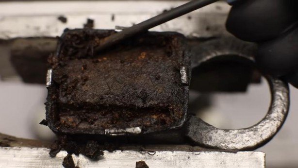 Foto - Paslanmış eski kilidi restore ederken gözlerine inanamadı! İçinden bakın neler çıktı