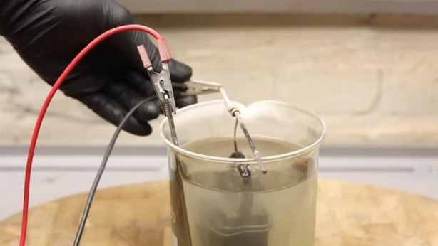 Foto - Paslanmış eski kilidi restore ederken gözlerine inanamadı! İçinden bakın neler çıktı