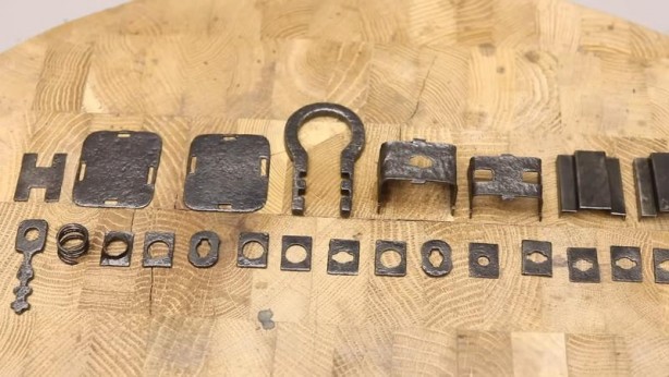 Foto - Paslanmış eski kilidi restore ederken gözlerine inanamadı! İçinden bakın neler çıktı