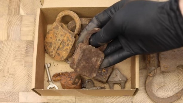 Foto - Paslanmış eski kilidi restore ederken gözlerine inanamadı! İçinden bakın neler çıktı