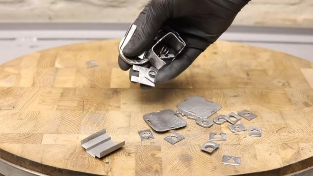 Foto - Paslanmış eski kilidi restore ederken gözlerine inanamadı! İçinden bakın neler çıktı