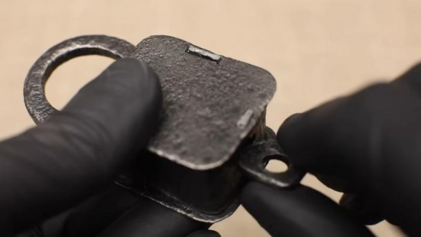 Foto - Paslanmış eski kilidi restore ederken gözlerine inanamadı! İçinden bakın neler çıktı