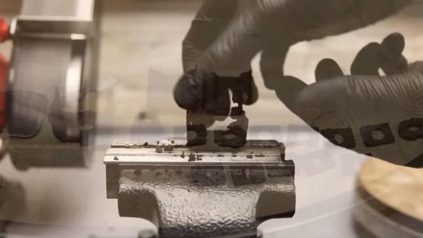 Foto - Paslanmış eski kilidi restore ederken gözlerine inanamadı! İçinden bakın neler çıktı