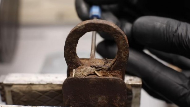 Foto - Paslanmış eski kilidi restore ederken gözlerine inanamadı! İçinden bakın neler çıktı