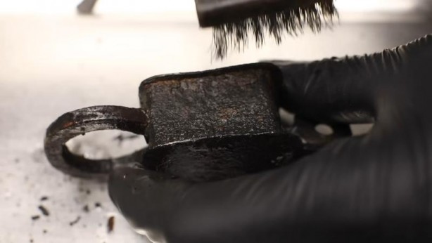 Foto - Paslanmış eski kilidi restore ederken gözlerine inanamadı! İçinden bakın neler çıktı