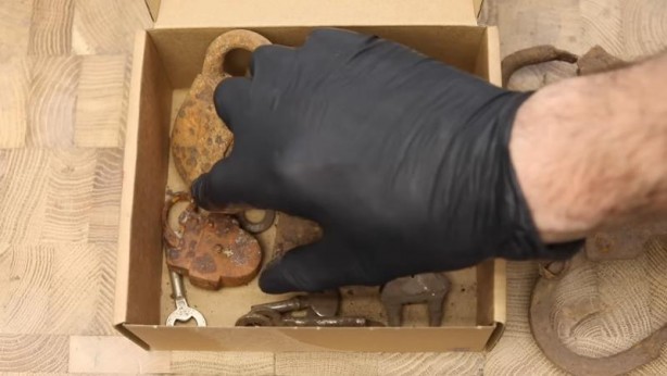 Foto - Paslanmış eski kilidi restore ederken gözlerine inanamadı! İçinden bakın neler çıktı