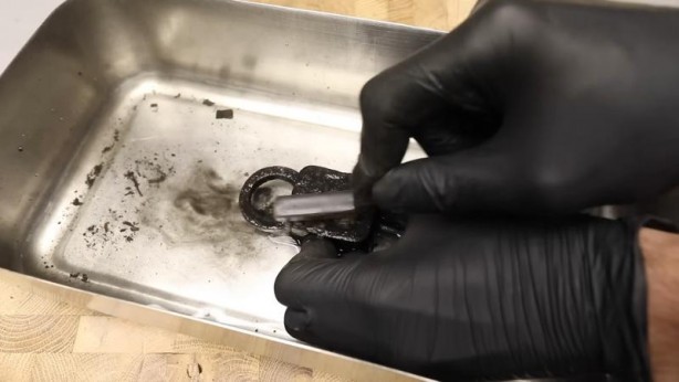 Foto - Paslanmış eski kilidi restore ederken gözlerine inanamadı! İçinden bakın neler çıktı