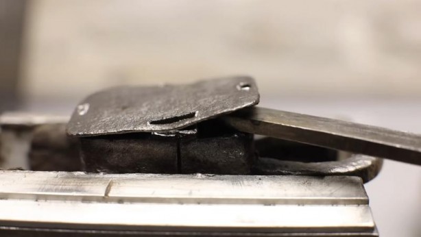 Foto - Paslanmış eski kilidi restore ederken gözlerine inanamadı! İçinden bakın neler çıktı