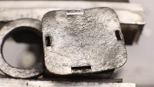 Foto - Paslanmış eski kilidi restore ederken gözlerine inanamadı! İçinden bakın neler çıktı