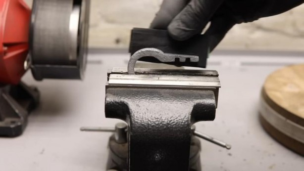 Foto - Paslanmış eski kilidi restore ederken gözlerine inanamadı! İçinden bakın neler çıktı