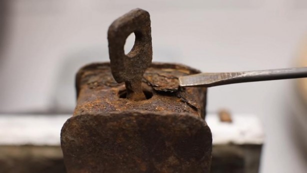 Foto - Paslanmış eski kilidi restore ederken gözlerine inanamadı! İçinden bakın neler çıktı