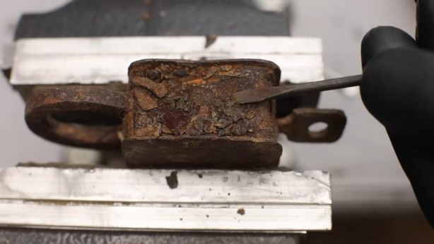 Foto - Paslanmış eski kilidi restore ederken gözlerine inanamadı! İçinden bakın neler çıktı