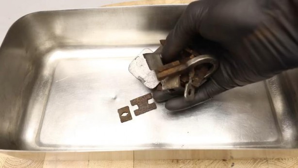 Foto - Paslanmış eski kilidi restore ederken gözlerine inanamadı! İçinden bakın neler çıktı