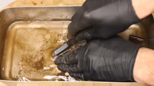 Foto - Paslanmış eski kilidi restore ederken gözlerine inanamadı! İçinden bakın neler çıktı