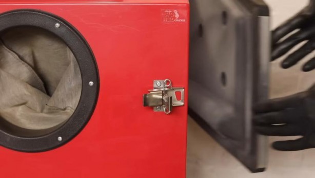 Foto - Paslanmış eski kilidi restore ederken gözlerine inanamadı! İçinden bakın neler çıktı