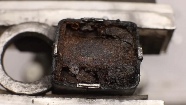 Foto - Paslanmış eski kilidi restore ederken gözlerine inanamadı! İçinden bakın neler çıktı