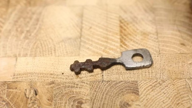 Foto - Paslanmış eski kilidi restore ederken gözlerine inanamadı! İçinden bakın neler çıktı