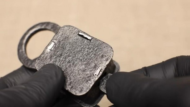 Foto - Paslanmış eski kilidi restore ederken gözlerine inanamadı! İçinden bakın neler çıktı