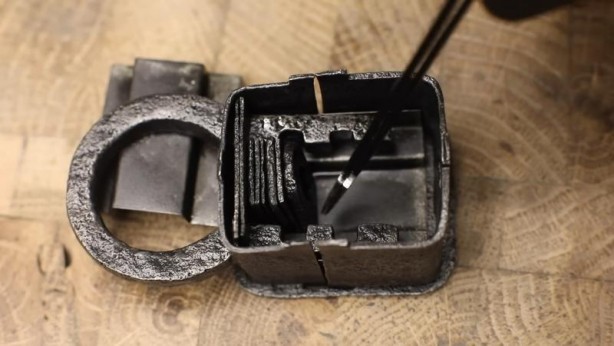 Foto - Paslanmış eski kilidi restore ederken gözlerine inanamadı! İçinden bakın neler çıktı