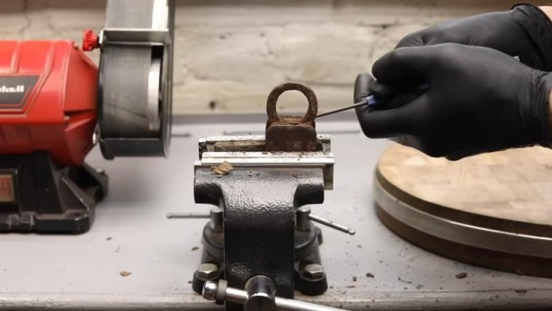 Foto - Paslanmış eski kilidi restore ederken gözlerine inanamadı! İçinden bakın neler çıktı