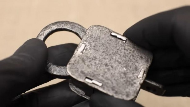 Foto - Paslanmış eski kilidi restore ederken gözlerine inanamadı! İçinden bakın neler çıktı