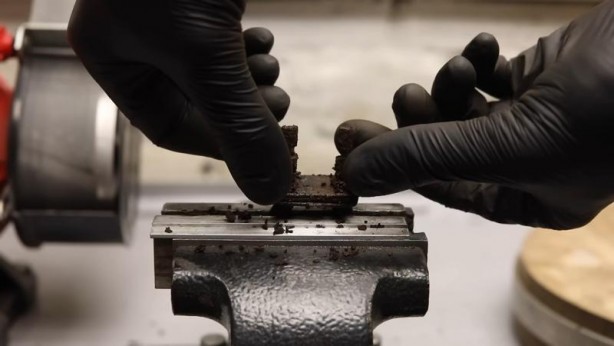 Foto - Paslanmış eski kilidi restore ederken gözlerine inanamadı! İçinden bakın neler çıktı