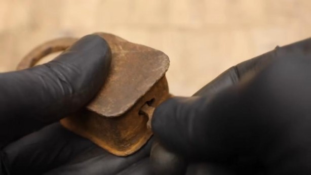 Foto - Paslanmış eski kilidi restore ederken gözlerine inanamadı! İçinden bakın neler çıktı