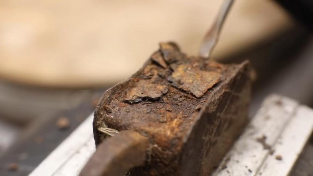 Foto - Paslanmış eski kilidi restore ederken gözlerine inanamadı! İçinden bakın neler çıktı