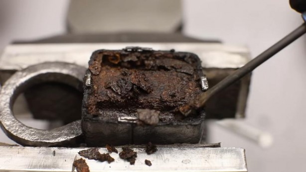 Foto - Paslanmış eski kilidi restore ederken gözlerine inanamadı! İçinden bakın neler çıktı