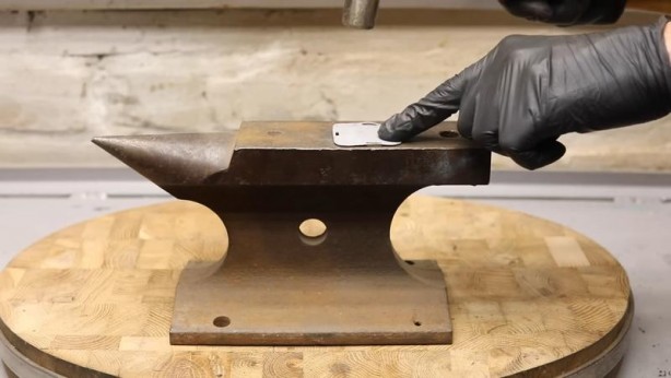 Foto - Paslanmış eski kilidi restore ederken gözlerine inanamadı! İçinden bakın neler çıktı