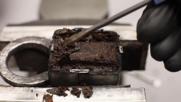 Foto - Paslanmış eski kilidi restore ederken gözlerine inanamadı! İçinden bakın neler çıktı