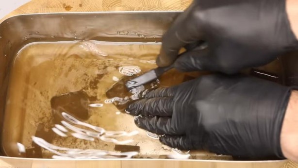 Foto - Paslanmış eski kilidi restore ederken gözlerine inanamadı! İçinden bakın neler çıktı