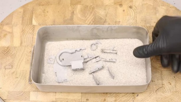 Foto - Paslanmış eski kilidi restore ederken gözlerine inanamadı! İçinden bakın neler çıktı